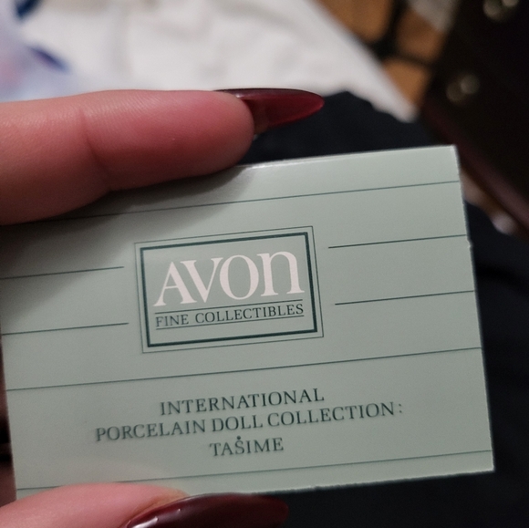 Vintage Avon International Porcelain Costume Doll Lupita from Mexico NIB 1990 - Picture 3 of 5